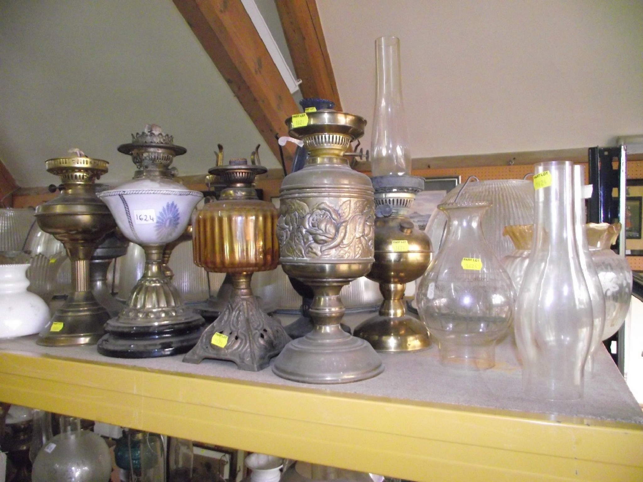 Appraisal: A collection of Victorian and later oil lamps of varying