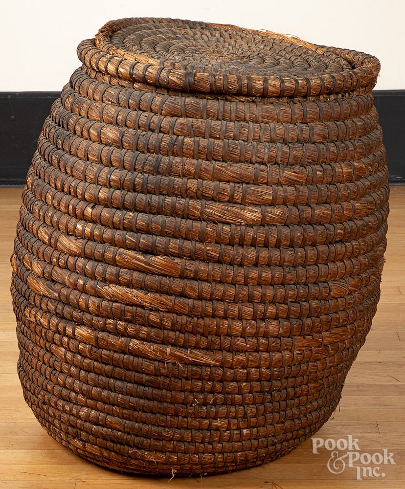 Appraisal: Massive lidded rye straw basket th c Massive lidded rye