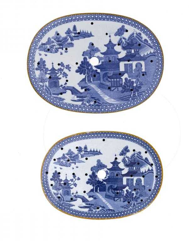 Appraisal: A GRADUATED PAIR OF SPODE BLUE PRINTED EARTHENWARE QUEEN CHARLOTTE