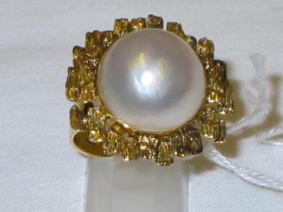 Appraisal: A COCKTAIL RING with a large single pearl mm wide