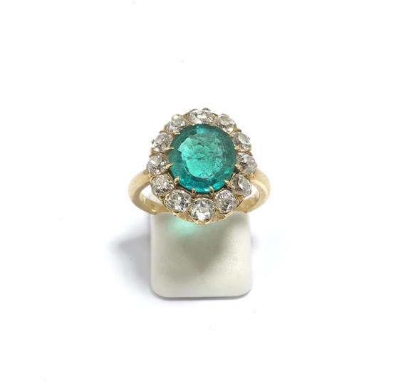 Appraisal: AN EMERALD AND DIAMOND RING circa Yellow gold The top