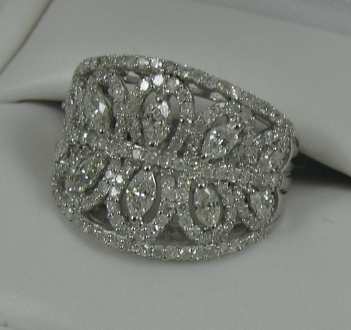 Appraisal: DIAMOND AND FOURTEEN KARAT WHITE GOLD RING the top half