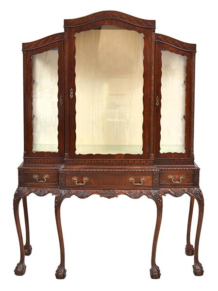 Appraisal: AN EDWARDIAN CHIPPENDALE STYLE SIDE CABINET the breakfront top with