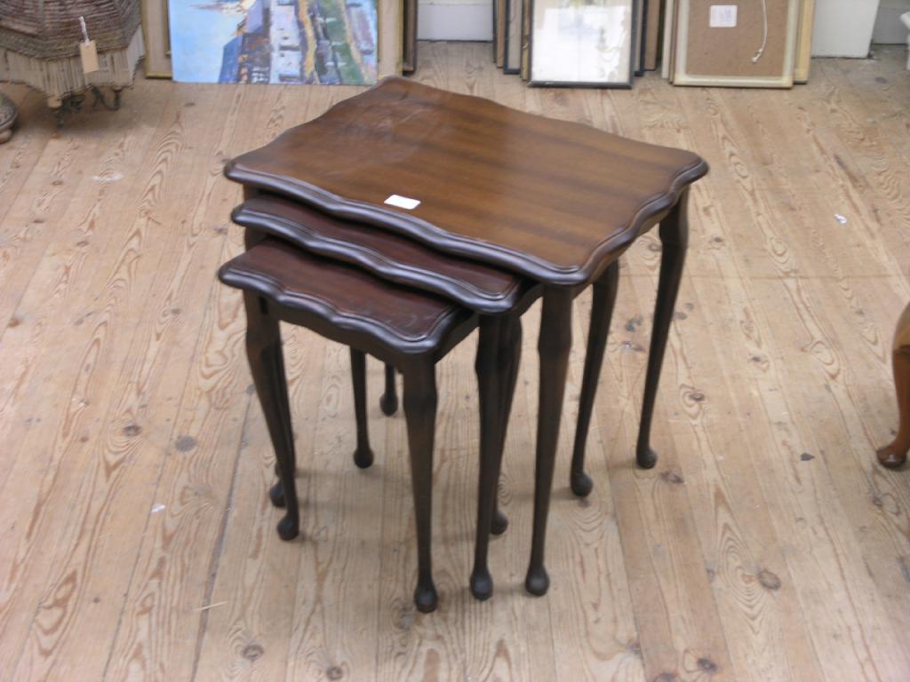 Appraisal: A mahogany nest of three tables on cabriole legs