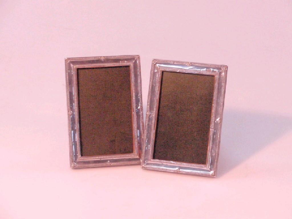 Appraisal: A pair of George V silver bead pattern photograph frames