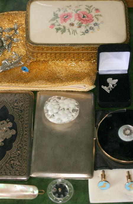 Appraisal: A mixed group of jewellery to include a ct gold