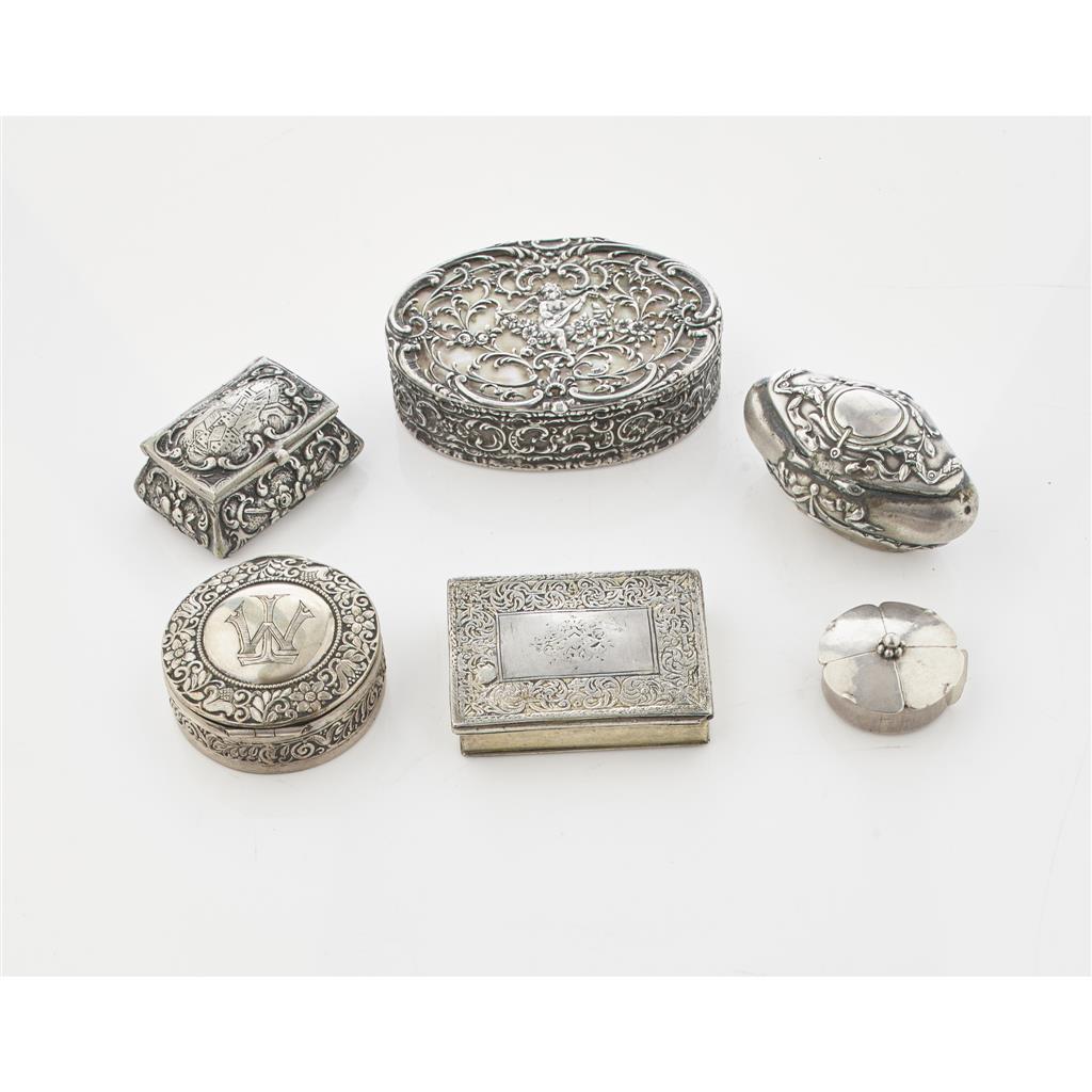 Appraisal: A group of European boxes to include an oval snuff