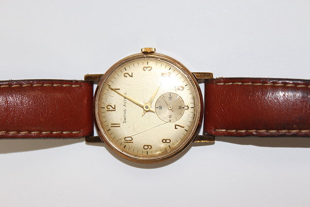 Appraisal: A SMITHS ASTRAL CT GOLD GENT'S WRISTWATCH the champagne dial