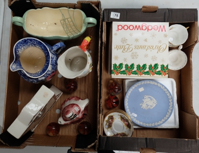 Appraisal: A mixed collection of items to include Wedgwood Christmas plate