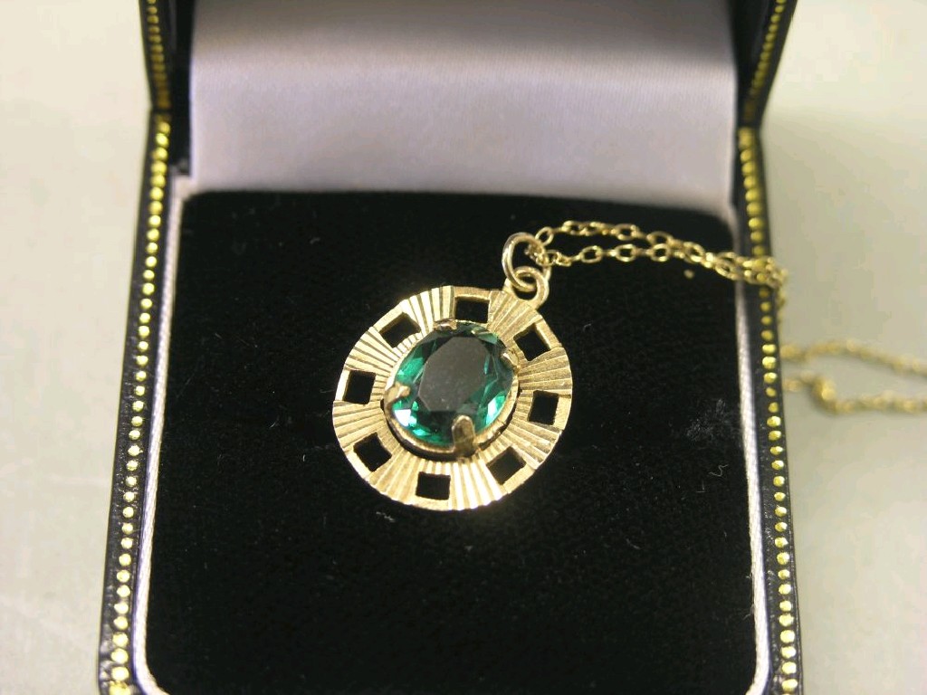 Appraisal: A ct gold pendant set oval faceted green stone on