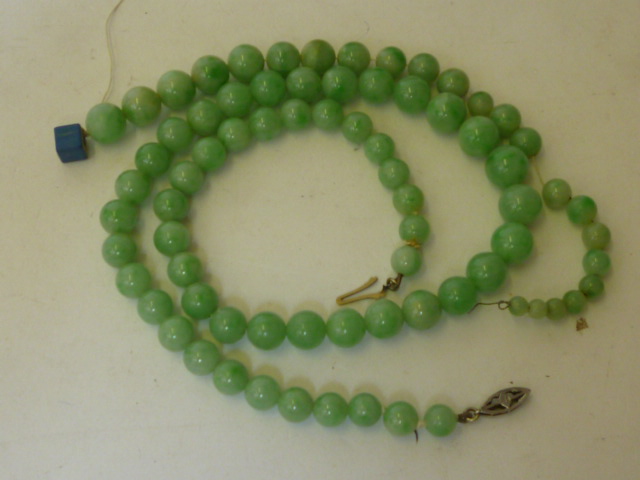 Appraisal: A JADE BEAD NECKLACE the graduated pale green beads having