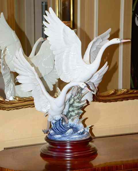 Appraisal: A LARGE LLADRO PORCELAIN SCULPTURE of two swans taking off