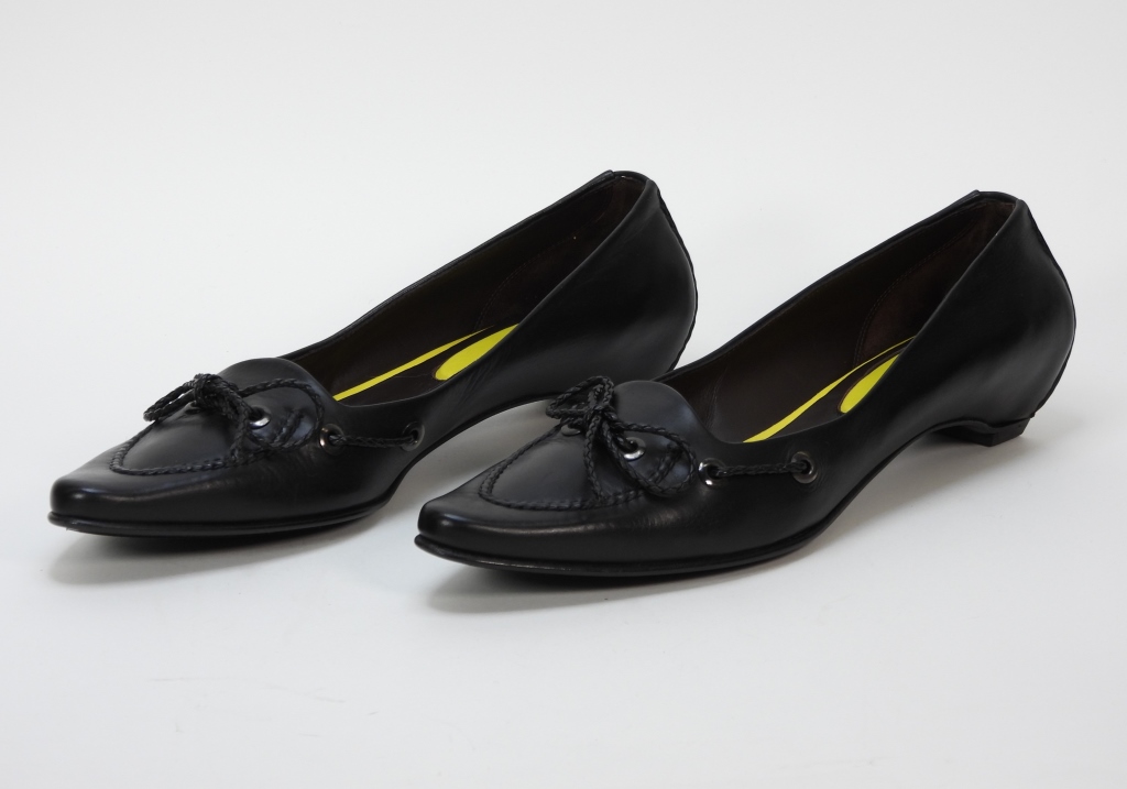 Appraisal: BOTTEGA VENETA BLACK LEATHER FLATS SIZE Pointed toe black leather