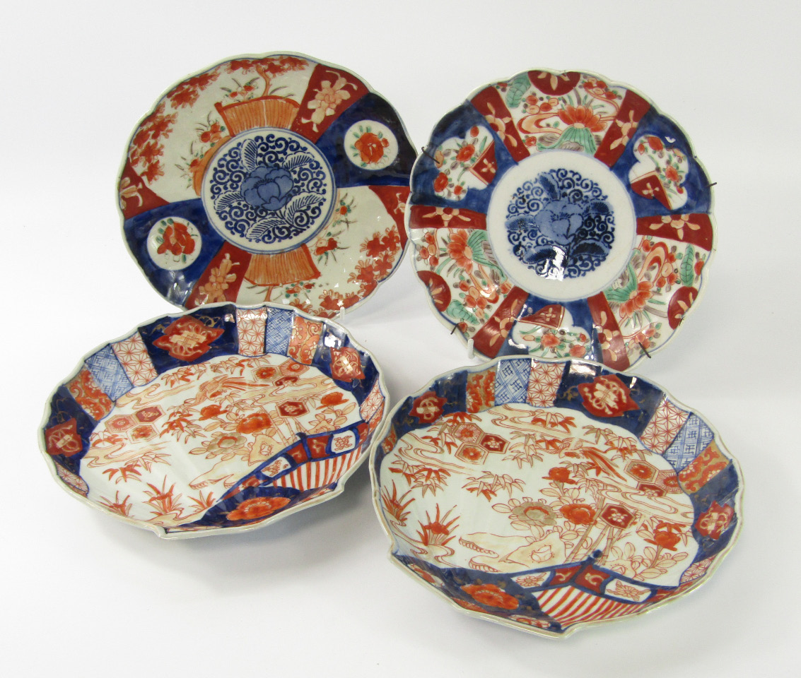 Appraisal: A pair of Qing Dynasty Imari scallop shell dishes decorated