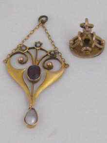 Appraisal: A yellow metal tests carat gold Art Nouveau pendant set