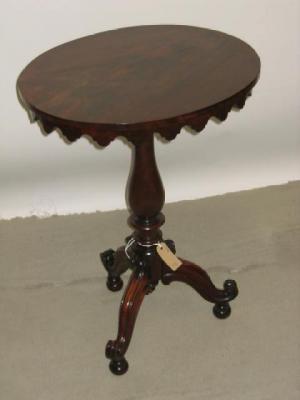 Appraisal: AN EARLY VICTORIAN ROSEWOOD OCCASIONAL TABLE the oval top with