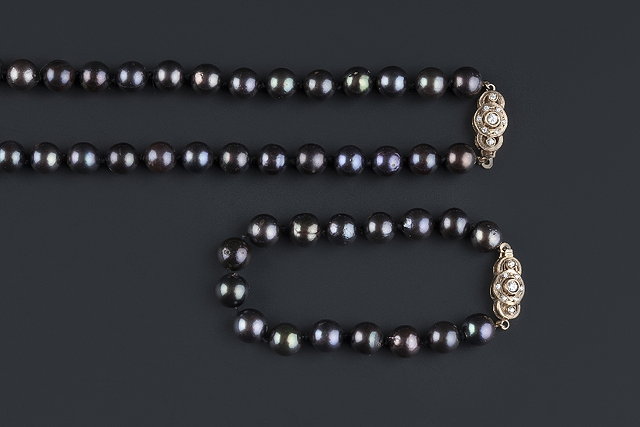 Appraisal: A cultured pearl necklace and bracelet suite each comprising a