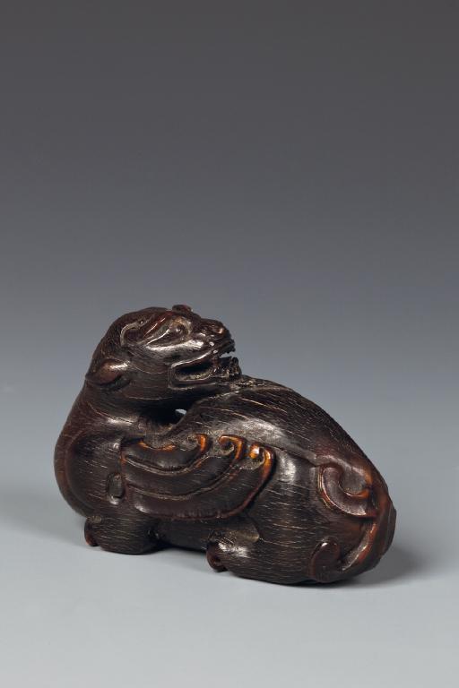 Appraisal: A FINE CHINESE RHINOCEROS HORN CARVING of a crouching chimera