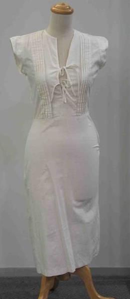 Appraisal: Summer dress in white cotton with pleated and tie front