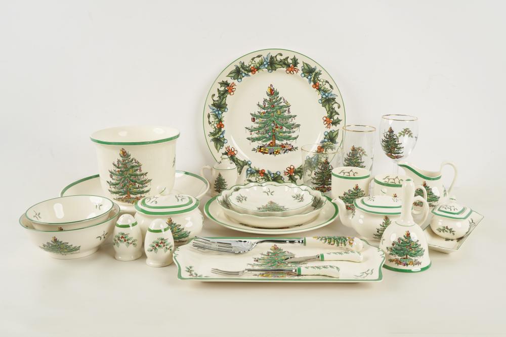 Appraisal: SPODE CHRISTMAS TREE DINNER SERVICEprinted factory mark comprising chargers dia