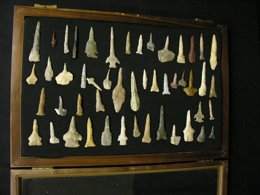 Appraisal: NATIVE AMERICAN ARROWHEADS Estate collection Sizes ' to Showcase not