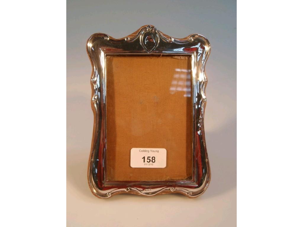 Appraisal: A George V silver photograph frame Birmingham of bracketed oblong