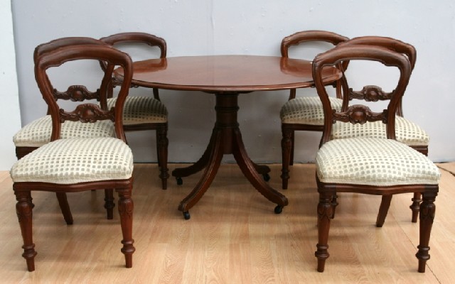 Appraisal: A cedar breakfast table cm diameter cm high together with