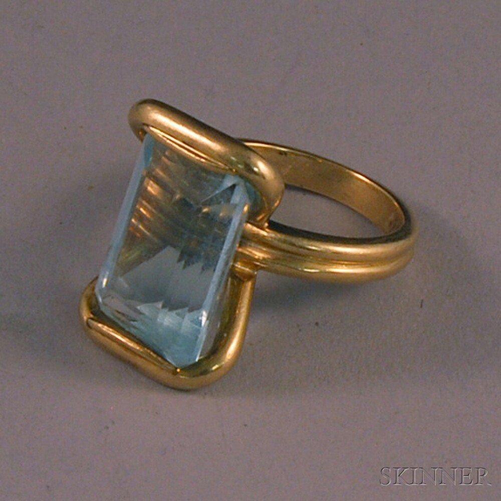 Appraisal: kt Gold and Emerald-cut Aquamarine Cocktail Ring the pale blue