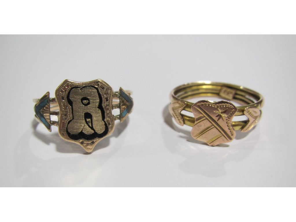 Appraisal: A gents ct gold initial ring with enamelled shoulders and