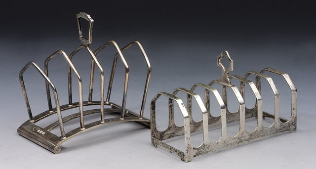 Appraisal: AN ART DECO SILVER FOUR DIVISIONAL TOAST RACK standing on