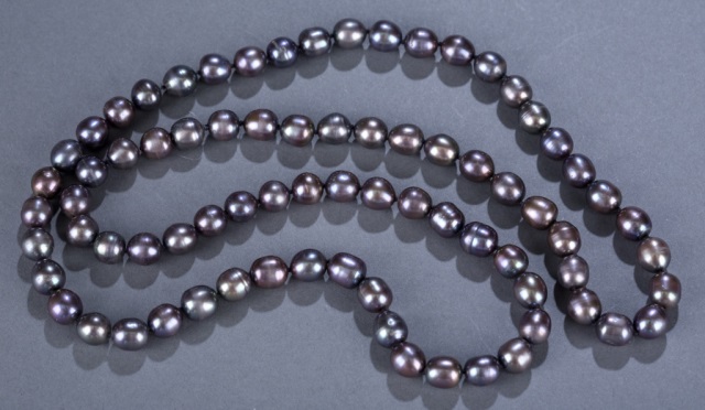 Appraisal: Single Strand Hand Knotted Gray Pearls L