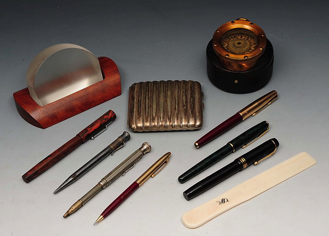 Appraisal: A COLLECTION TO INCLUDE four fountain pens two propelling pencils