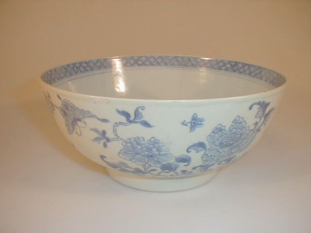 Appraisal: An thC Chinse blue and white export circular bowl externally