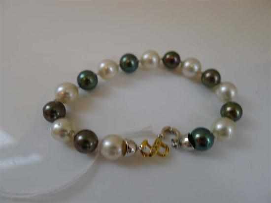 Appraisal: A TAHITIAN AND SOUTH SEA PEARL BRACELET TO AN CT