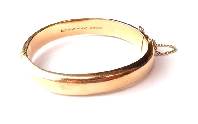 Appraisal: A ct plain rose gold oval hinged bangle on a