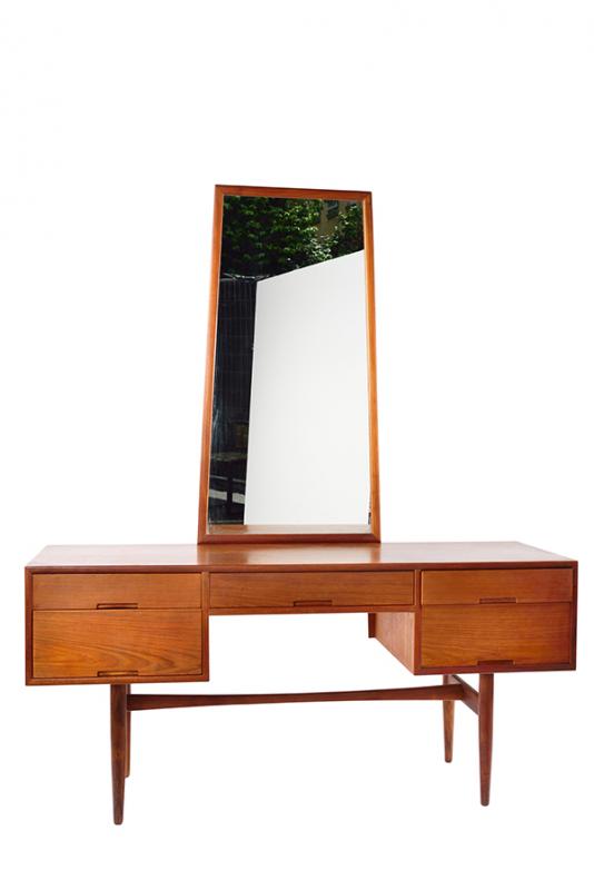 Appraisal: A 'HANS HAYSON' FIVE DRAWER MIRROR BACK DRESSER A 'HANS