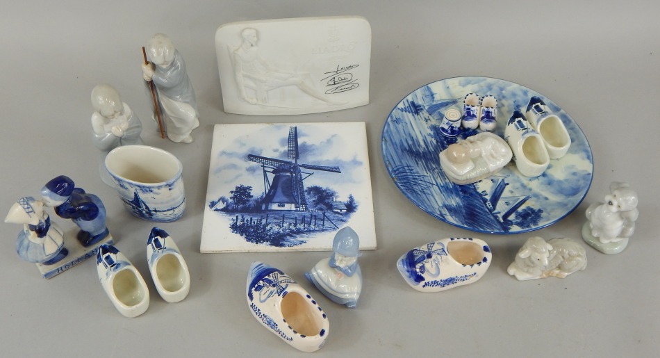 Appraisal: A quantity of ceramics to include a Lladro porcelain plaque