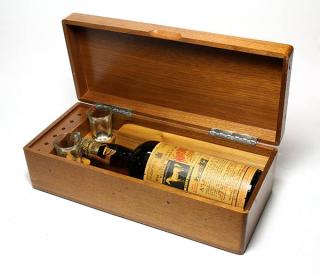 Appraisal: White Horse Cellar Scotch Whiskey in box centered with a