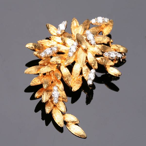 Appraisal: A diamond and k yellow gold brooch in a leaf