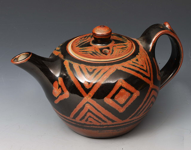 Appraisal: David Emms British - Teapot and cover tenmoku with hatched