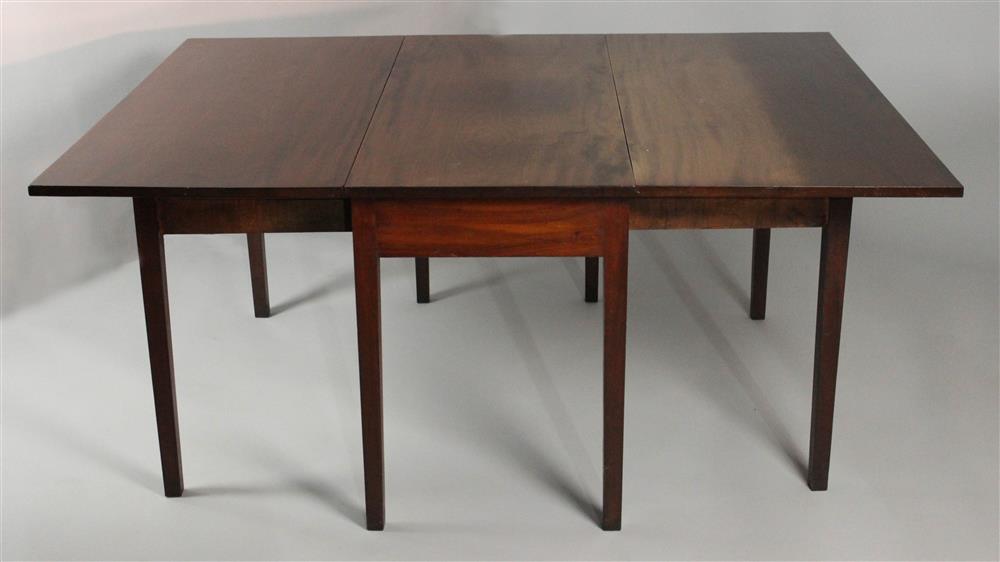 Appraisal: FEDERAL MAHOGANY DROP LEAF TABLE EARLY TH CENTURY the rectangular