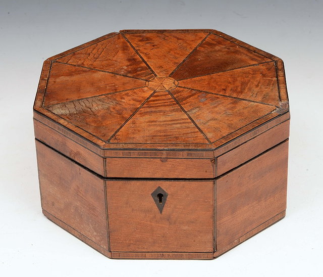 Appraisal: A SATINWOOD OCTAGONAL BOX with radiating veneers and crossbanded top