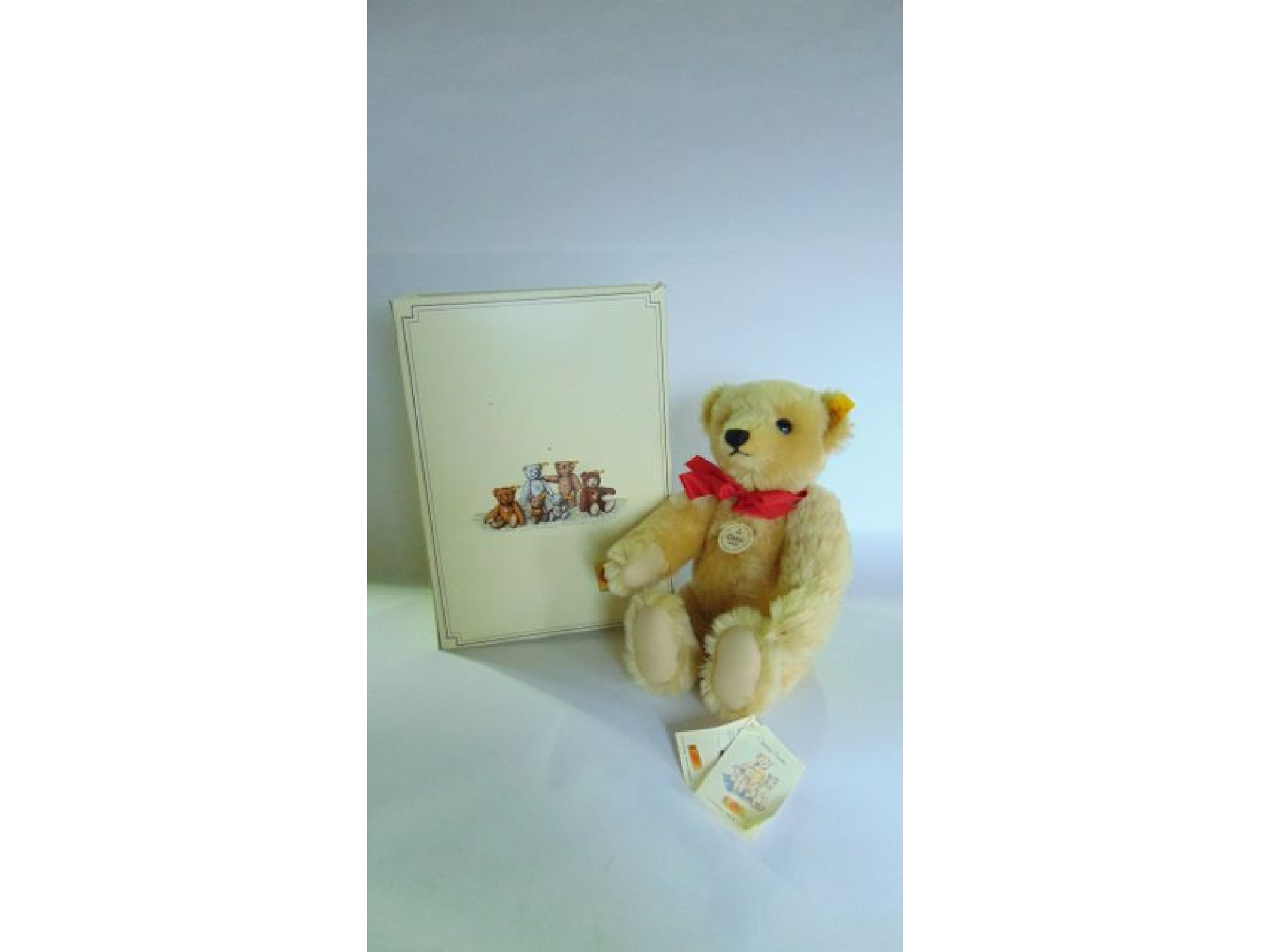 Appraisal: A modern boxed Steiff collectable teddy bear in the Classic