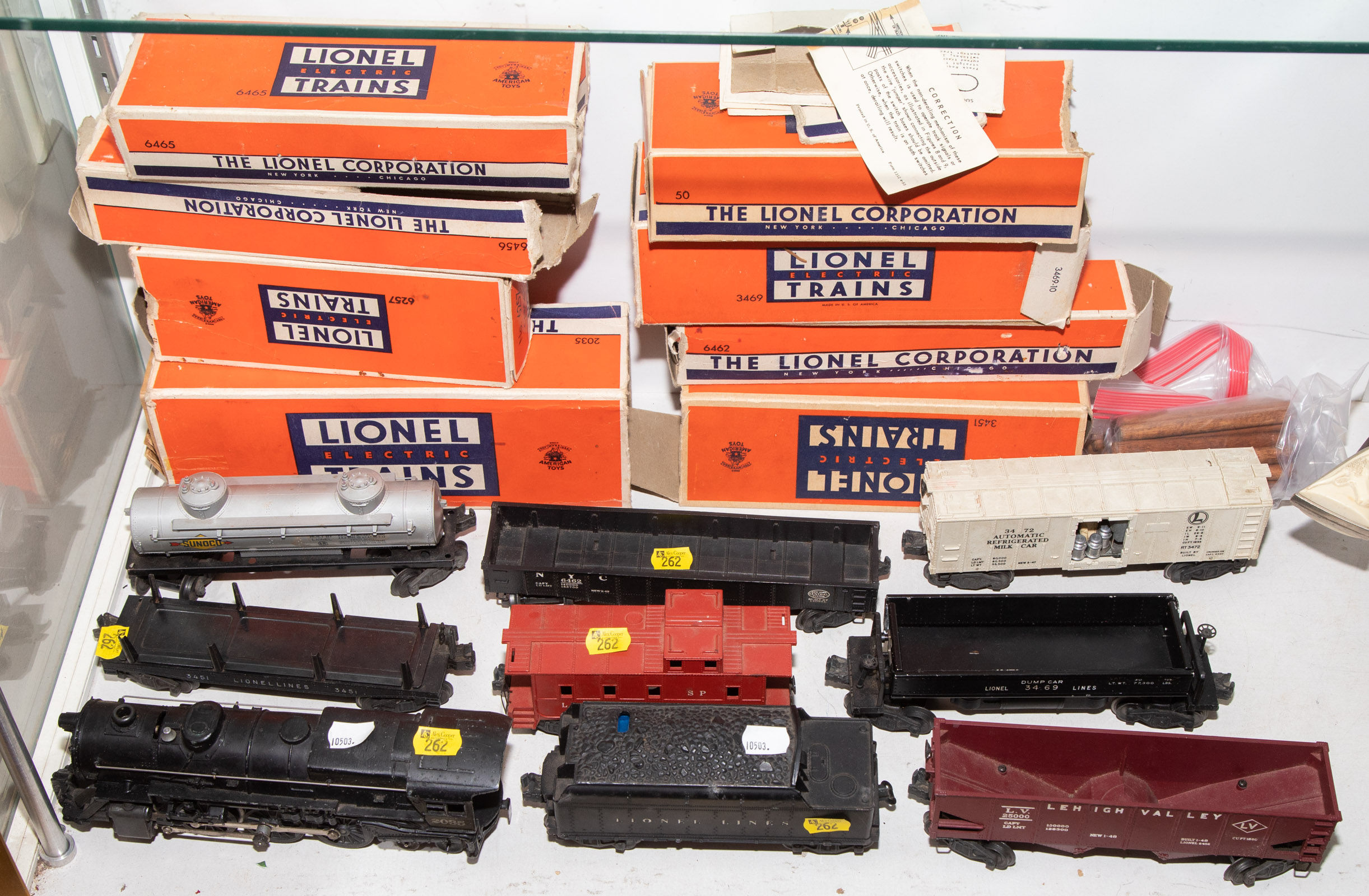 Appraisal: LIONEL LOCOMOTIVE TENDER SEVEN FREIGHT CARS Includes locomotive and tender