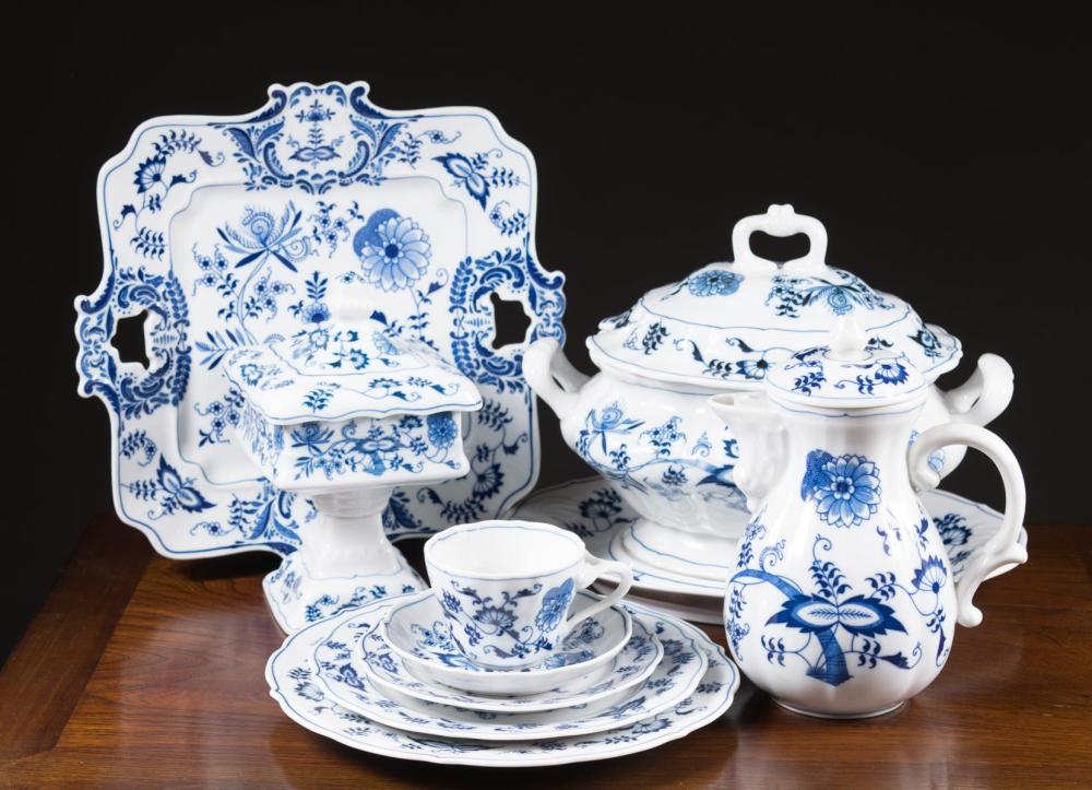 Appraisal: ONE HUNDRED SIXTY-TWO PIECE BLUE DANUBE CHINA SET comprised of