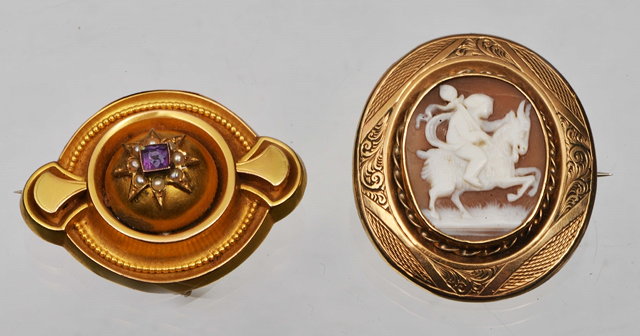 Appraisal: AN OVAL CAMEO BROOCH depicting a cherub riding a goat