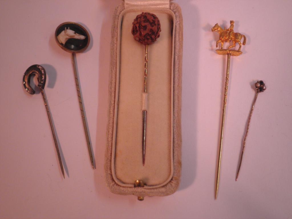 Appraisal: A yellow metal tie pin in the form of a