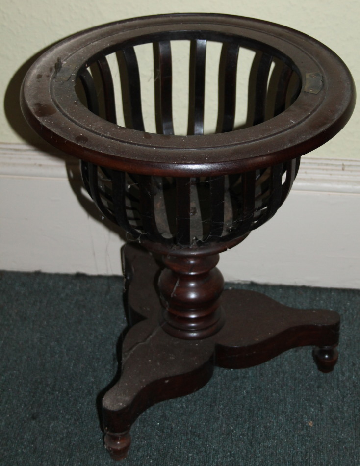 Appraisal: An Edwardian mahogany jardiniere stand with circular moulded top with