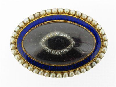 Appraisal: A George III gold mourning brooch The oval shaped brooch