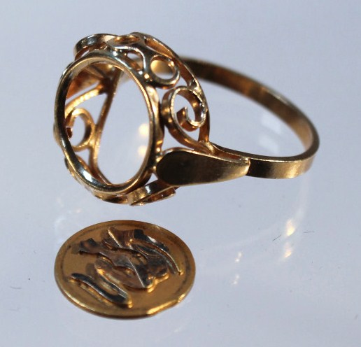 Appraisal: A basket weave ring set with a loose disc with